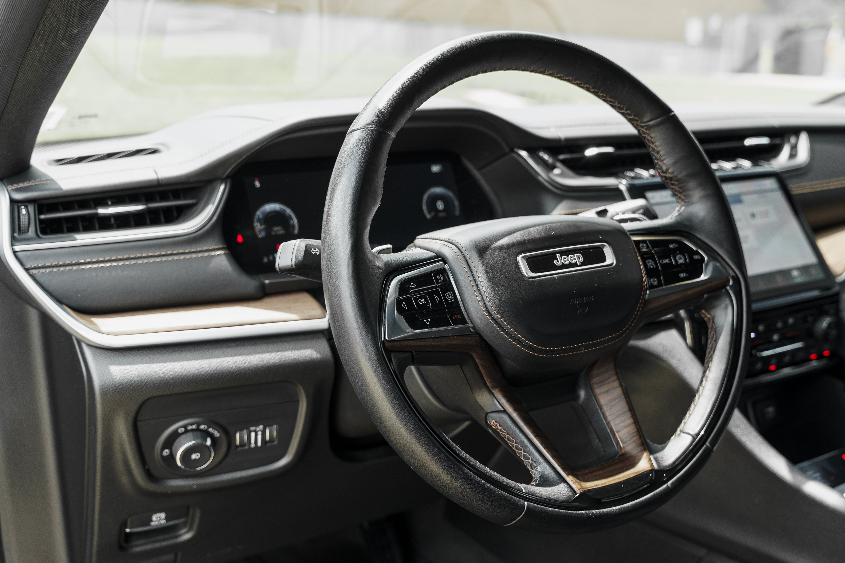 Used 2022 Jeep Grand Cherokee Summit AWD/4WD image 10