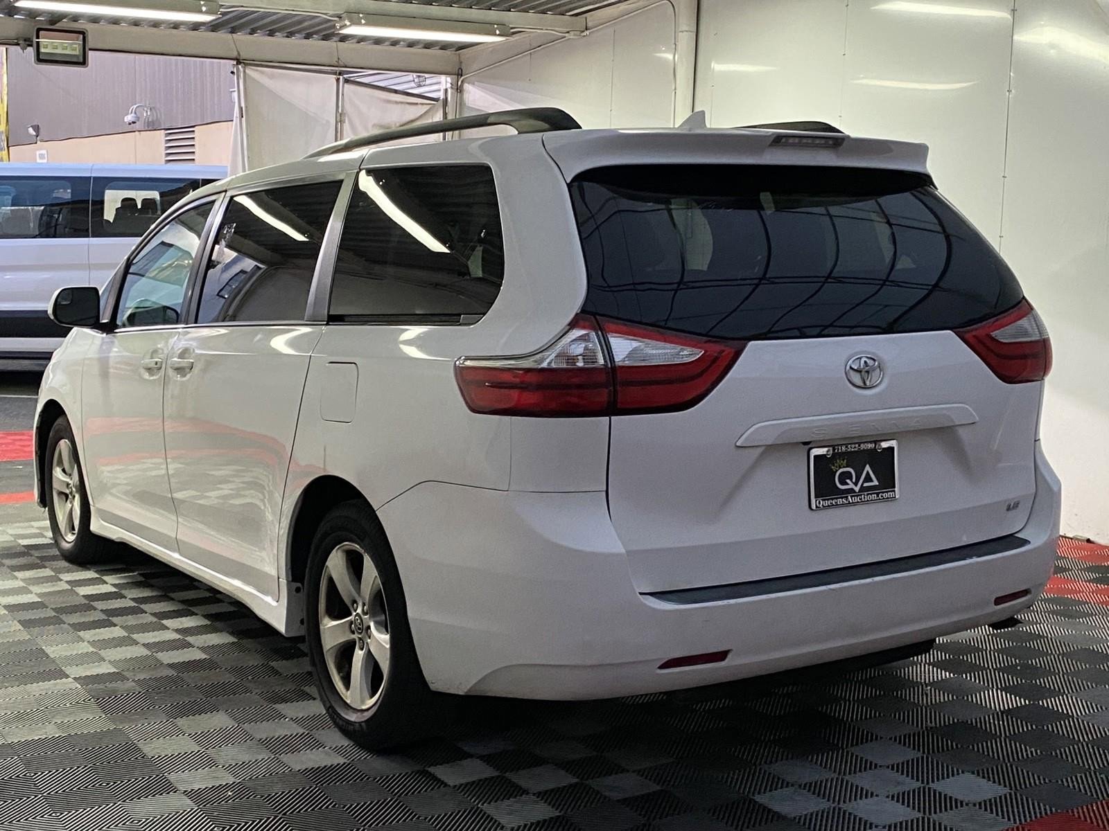 Used 2018 Toyota Sienna LE w/ Carpet Mat Package image 4