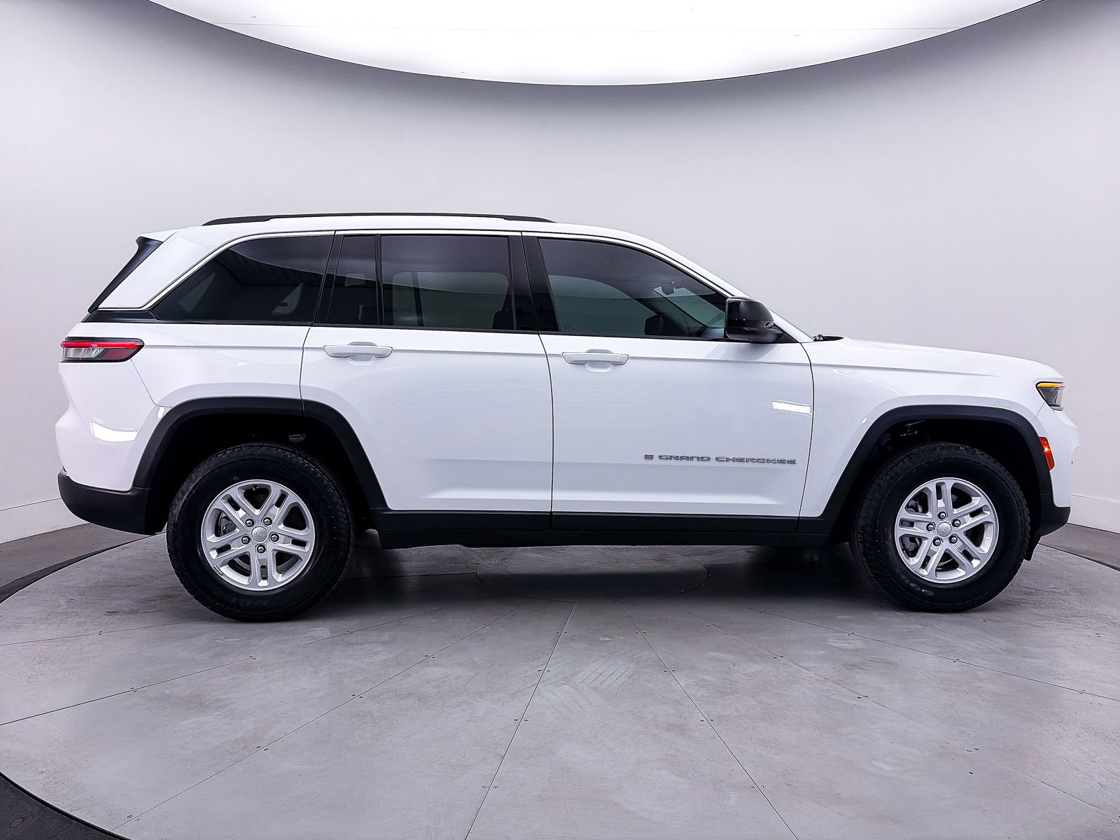 Used 2023 Jeep Grand Cherokee Laredo w/ Trailer Tow Prep Group (B) AWD/4WD image 41