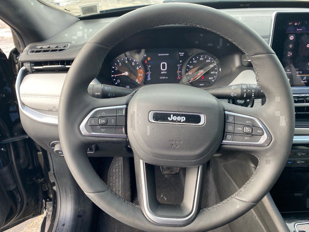 Used 2025 Jeep Compass Limited image 10