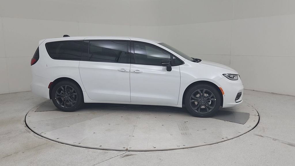 New 2026 Chrysler Pacifica Select image 17