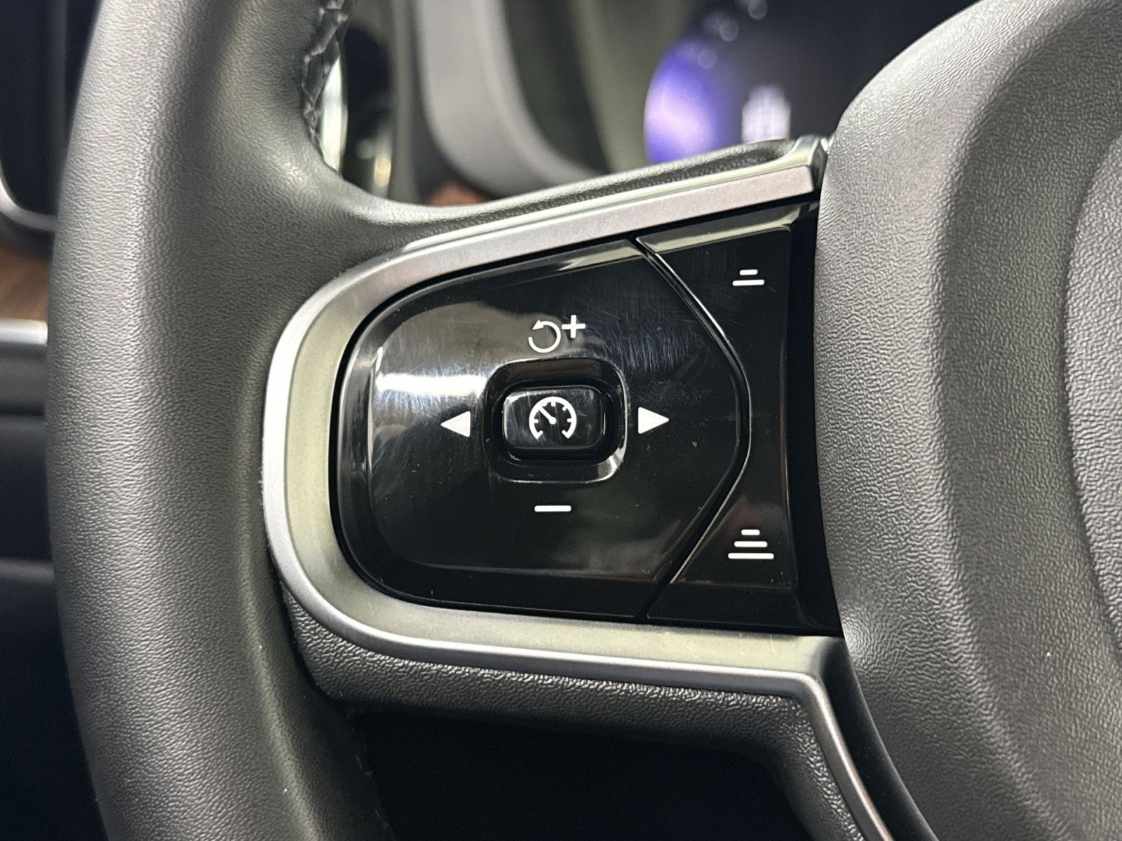 Used 2023 Volvo XC60 B5 Plus w/ Climate Package image 37