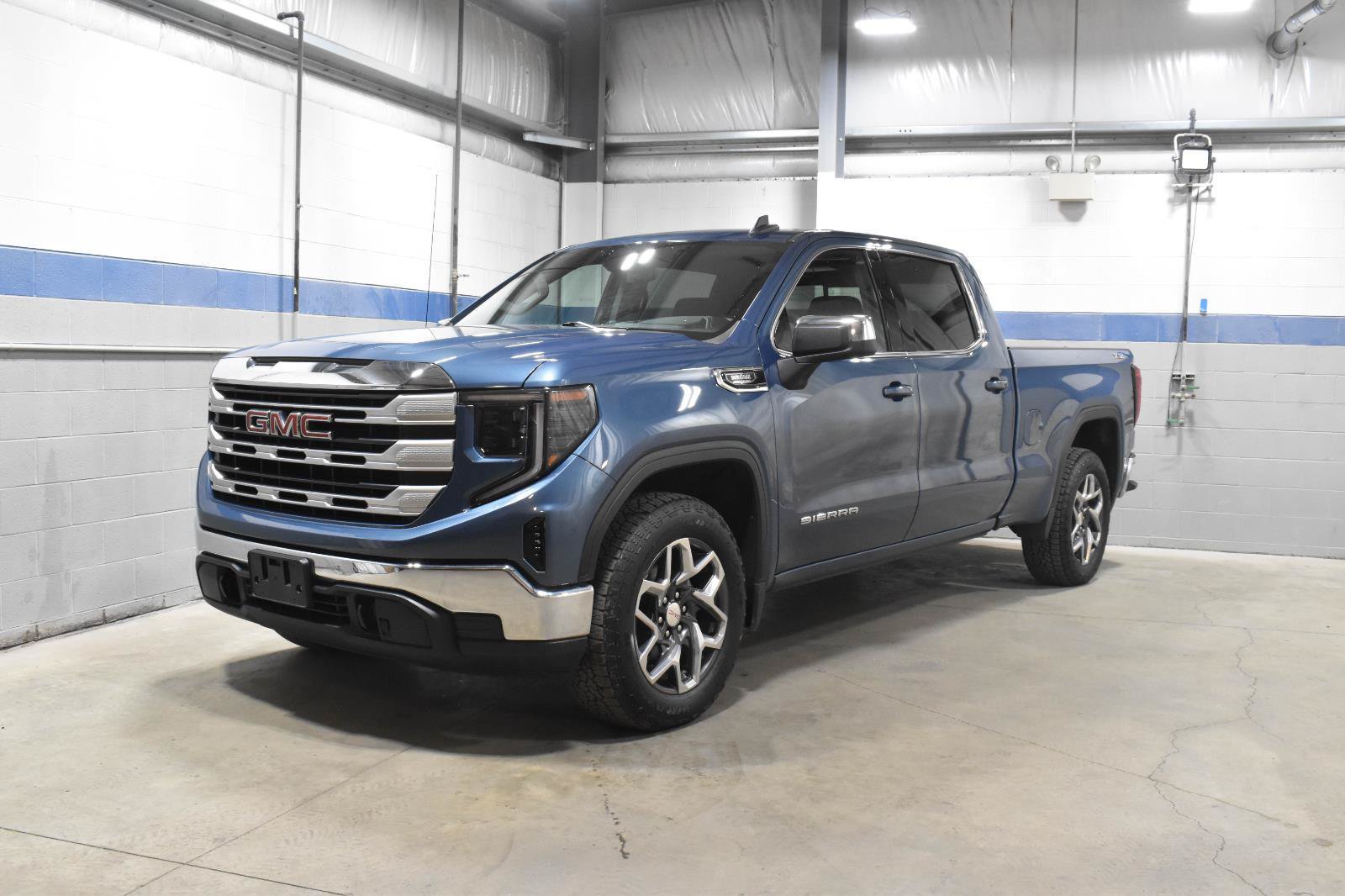 Used 2024 GMC Sierra 1500 SLE w/ Preferred Package AWD/4WD image 7