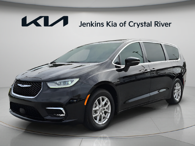 Used 2024 Chrysler Pacifica Touring-L FWD image 16
