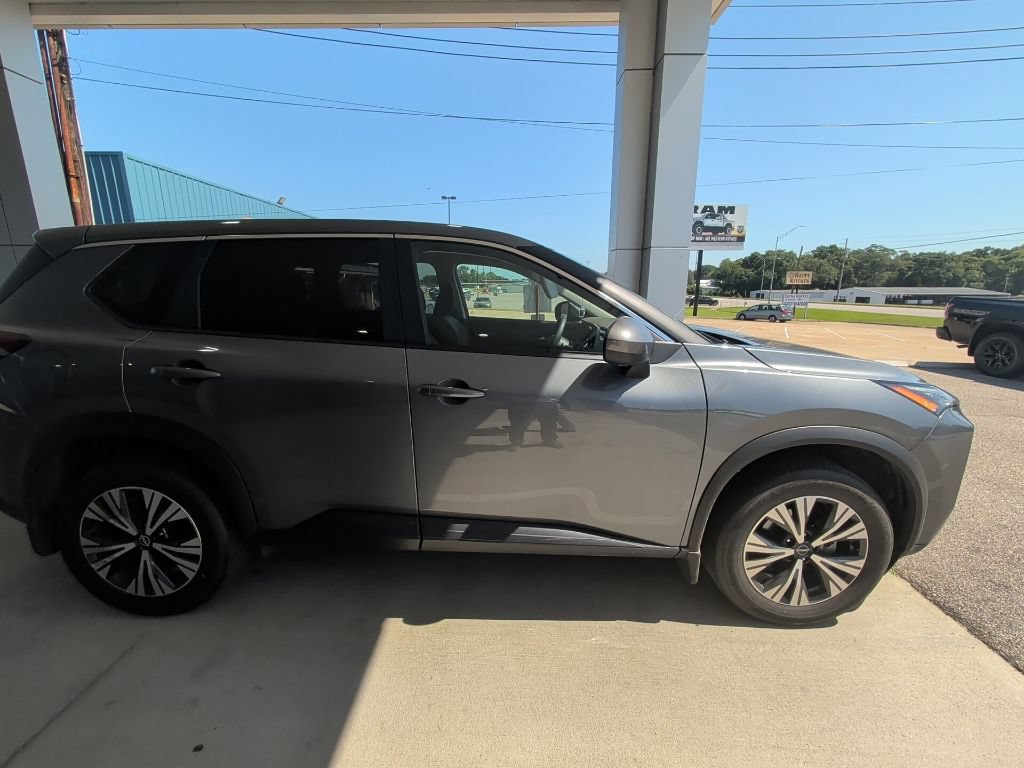 Used 2023 Nissan Rogue SV FWD image 4