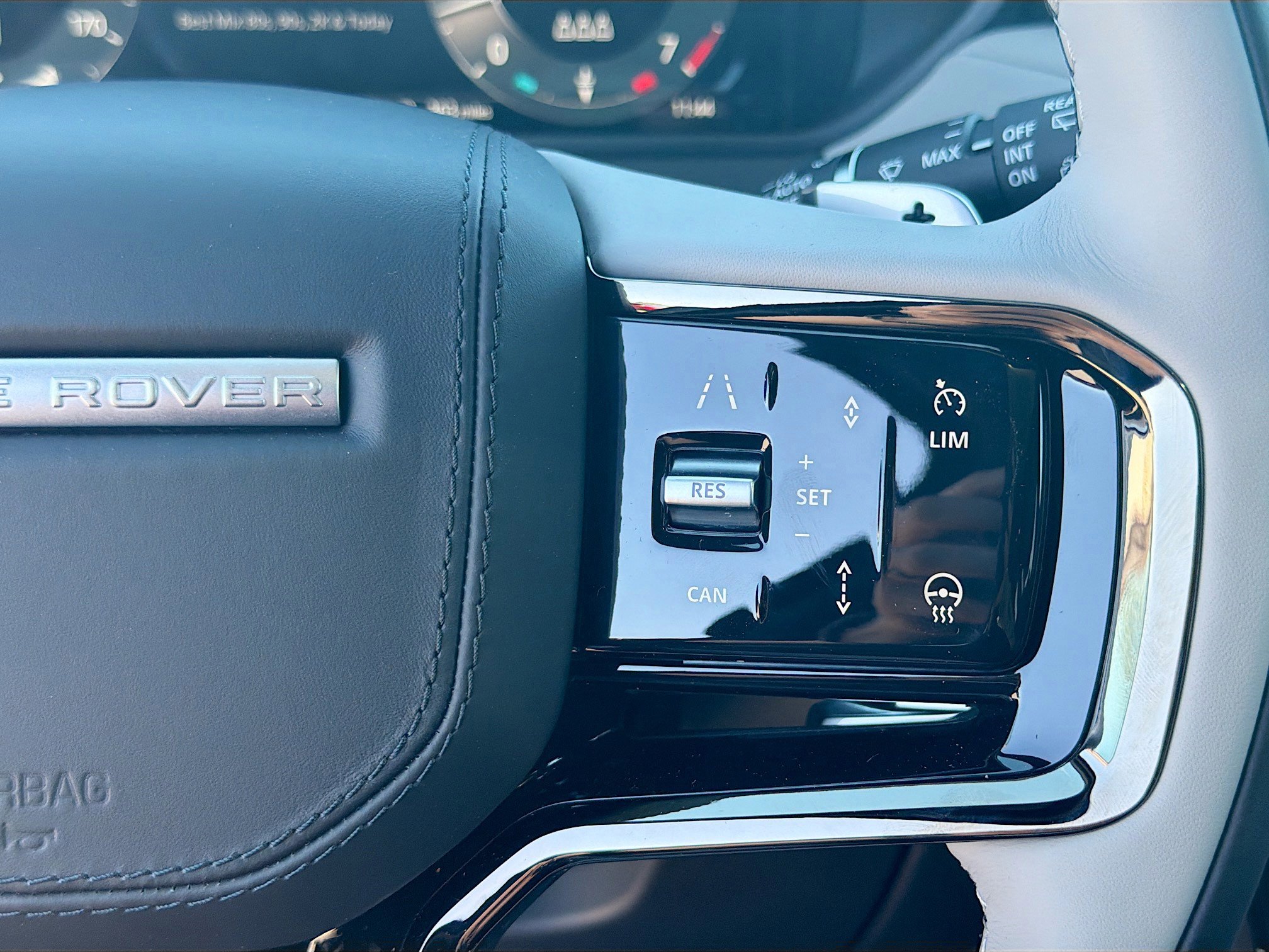 New 2026 Land Rover Range Rover Velar Dynamic SE image 38