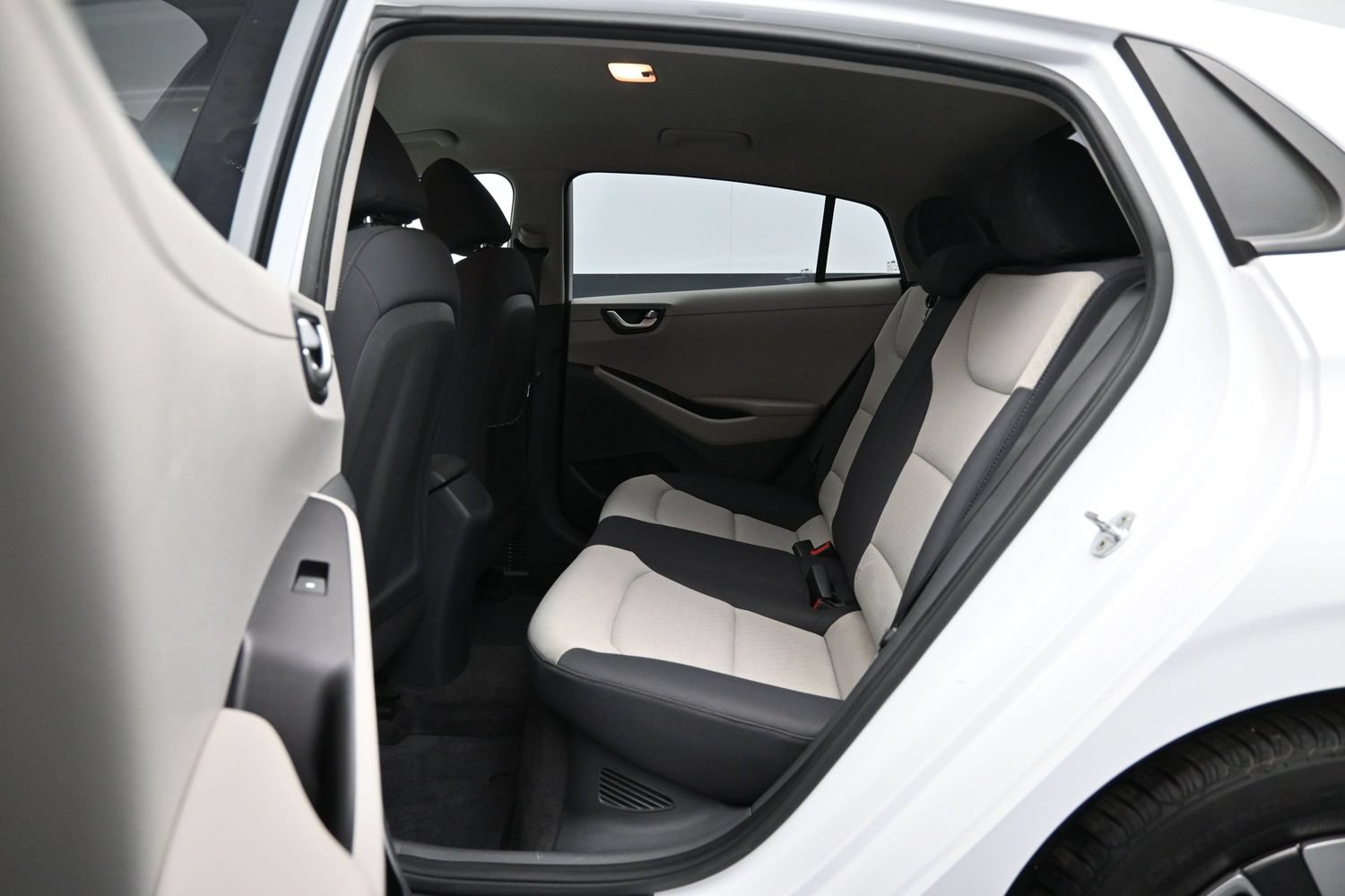 Used 2018 Hyundai Ioniq Blue FWD image 11