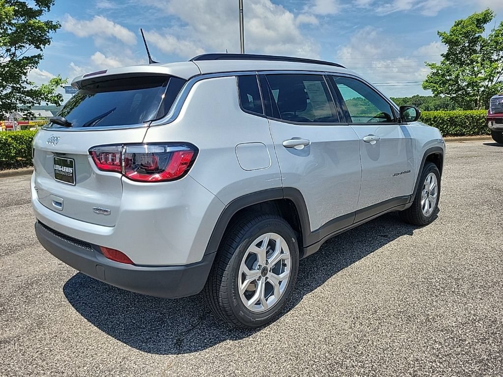 Used 2025 Jeep Compass Latitude AWD/4WD image 7