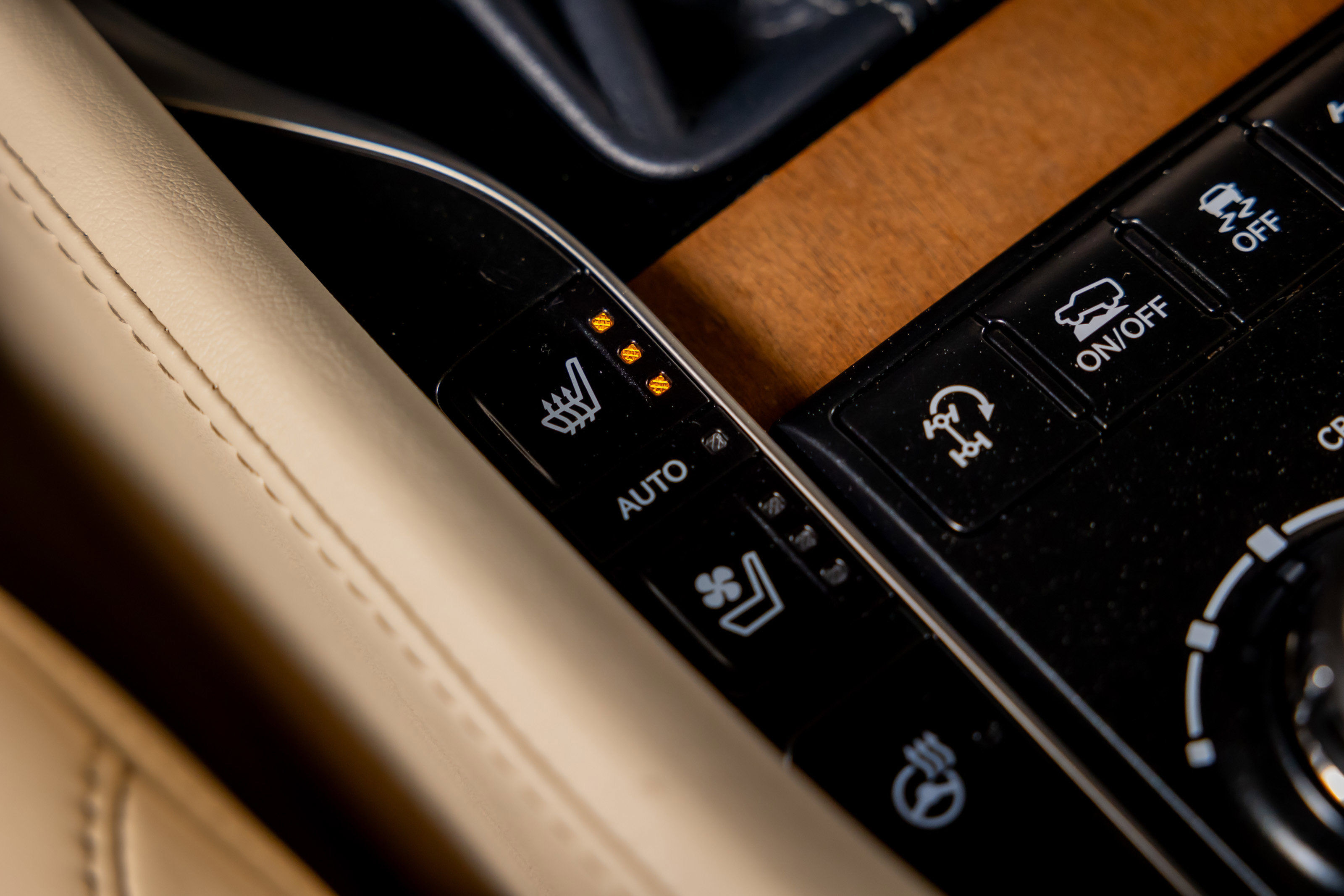 Used 2017 Lexus LX 570 4WD w/ Luxury Package image 17