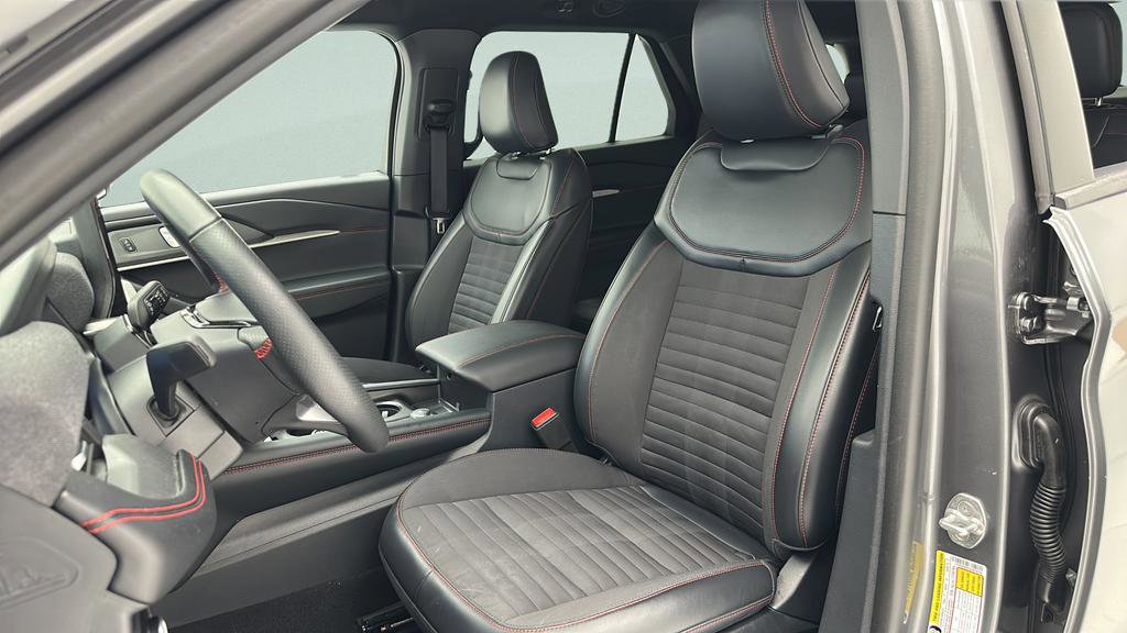 Used 2025 Ford Explorer ST-Line w/ ST-Line Street Pack AWD/4WD image 14
