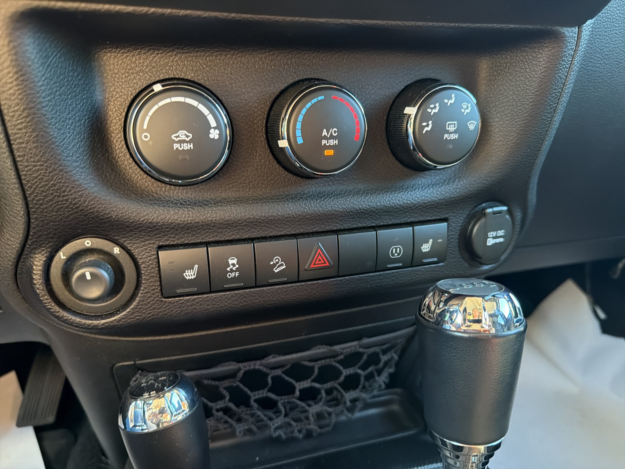 Used 2015 Jeep Wrangler Unlimited Sahara AWD/4WD image 16