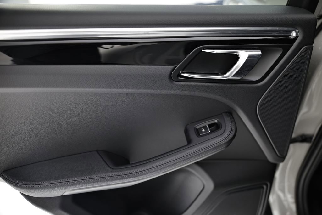 Used 2025 Porsche Macan image 25