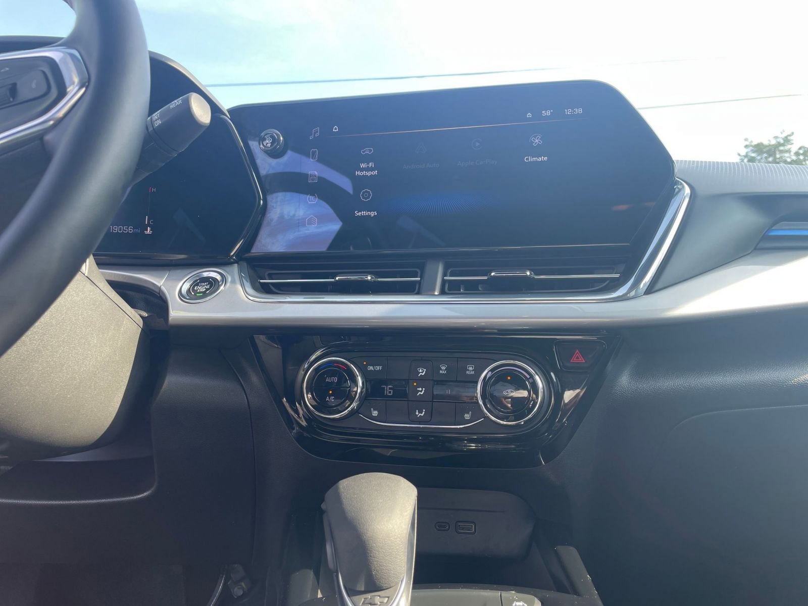 Used 2025 Chevrolet Trax LT w/ LT Convenience Package image 17