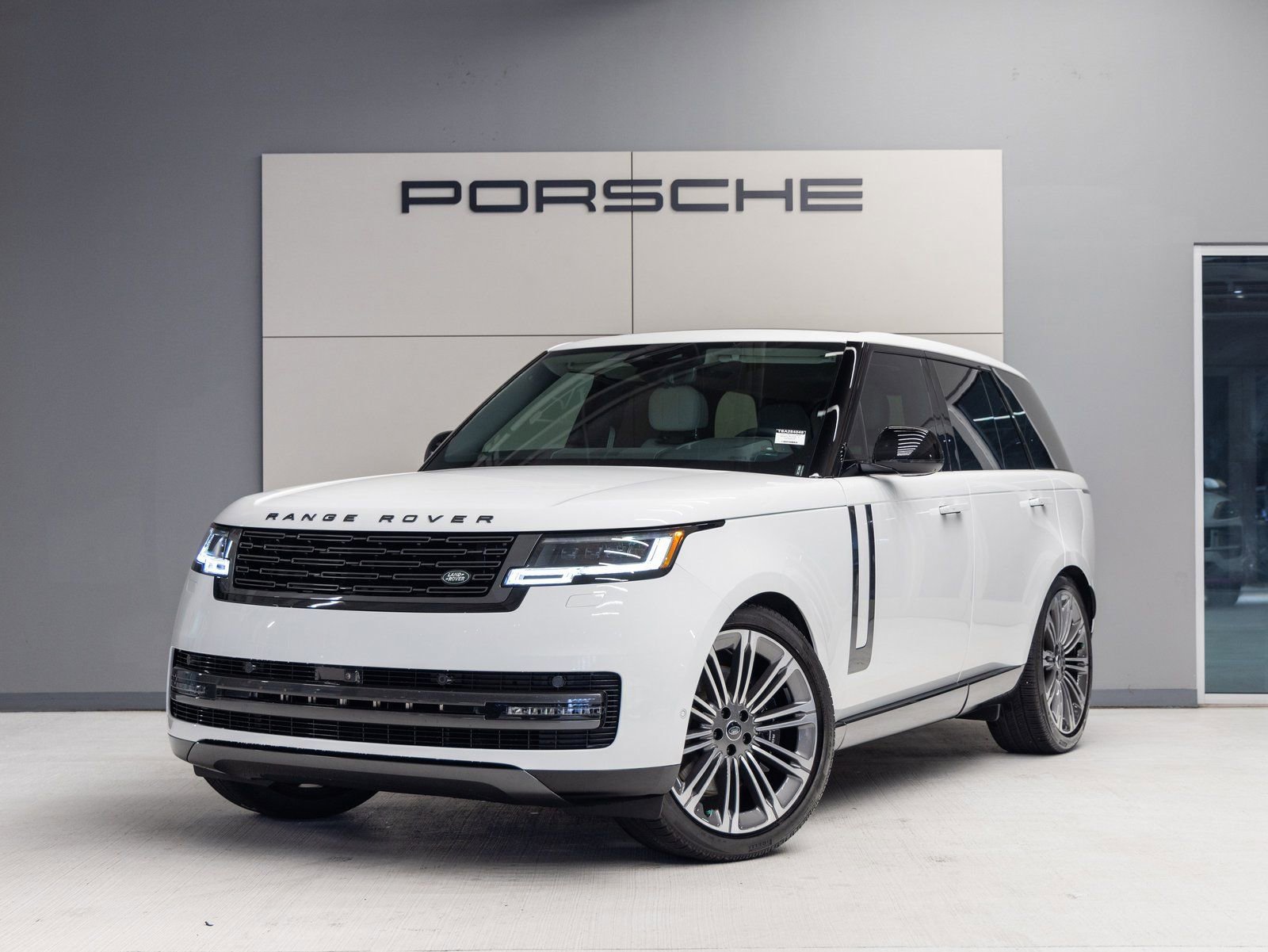 Used 2025 Land Rover Range Rover SE image 1