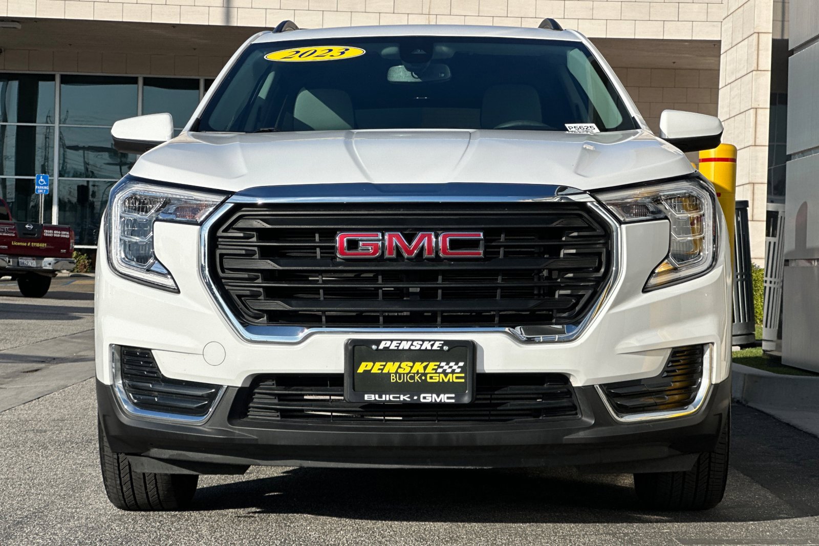 Used 2023 GMC Terrain SLE w/ Driver Convenience Package image 9