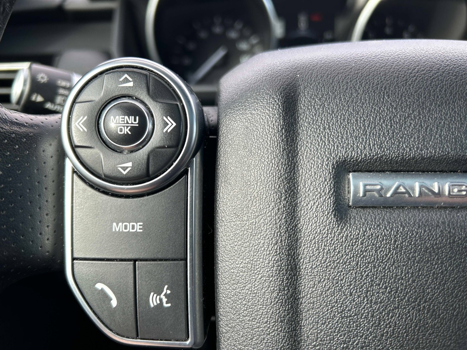 Used 2017 Land Rover Range Rover Sport HSE image 26