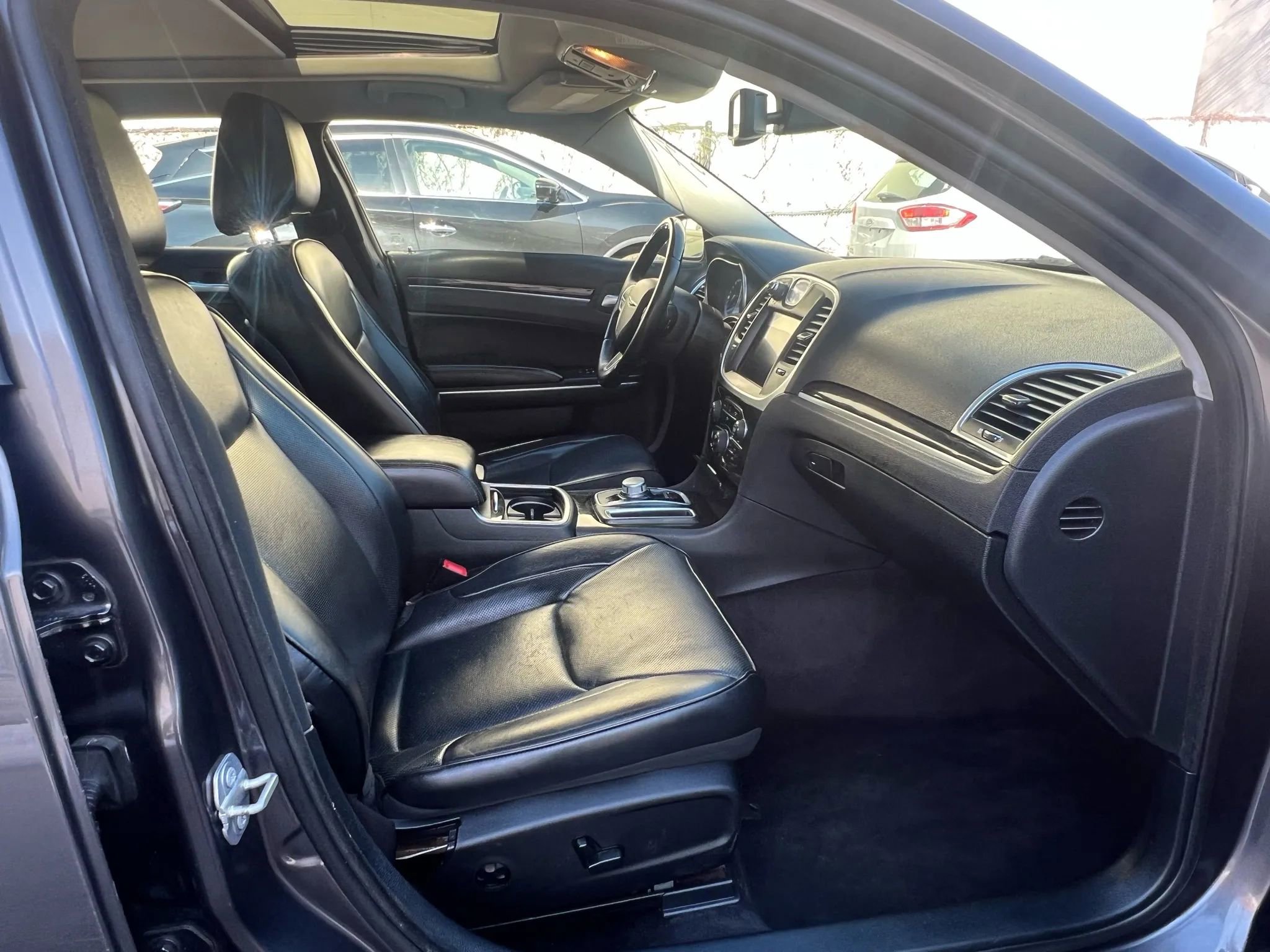 Used 2017 Chrysler 300 C RWD image 31