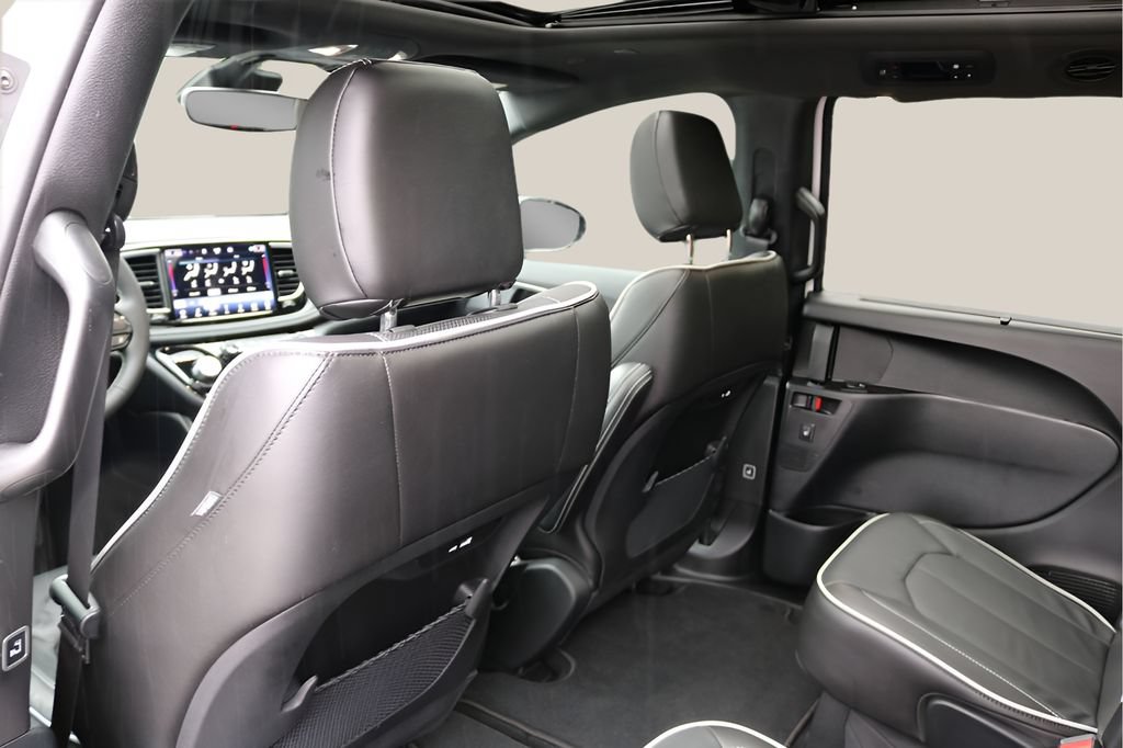 Used 2025 Chrysler Pacifica Limited FWD image 18