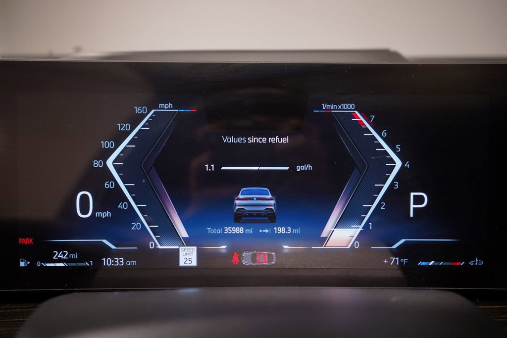 Used 2024 BMW X6 xDrive40i w/ Executive Package image 22