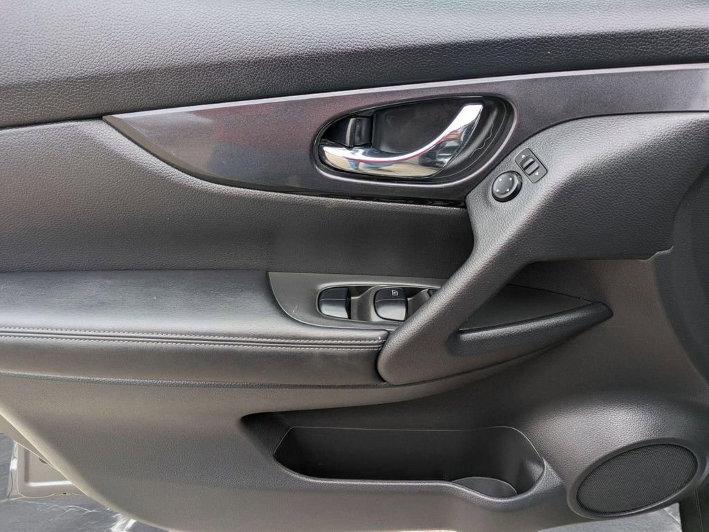 Used 2019 Nissan Rogue SV image 13