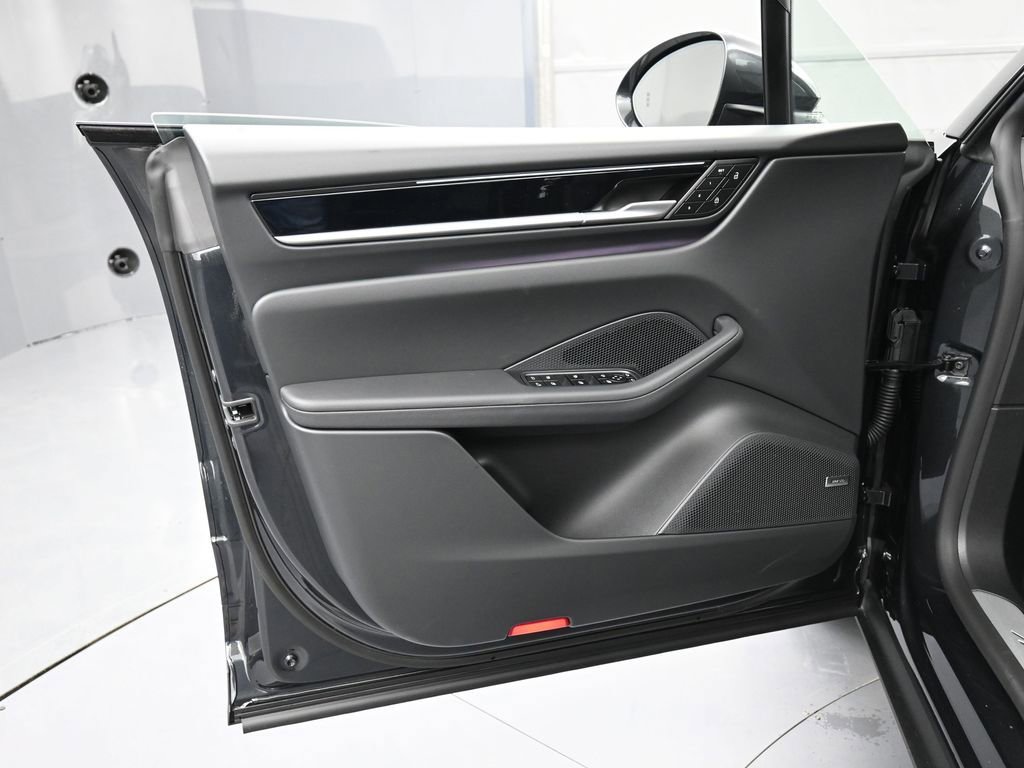 New 2026 Porsche Macan 4S Electric AWD/4WD image 15