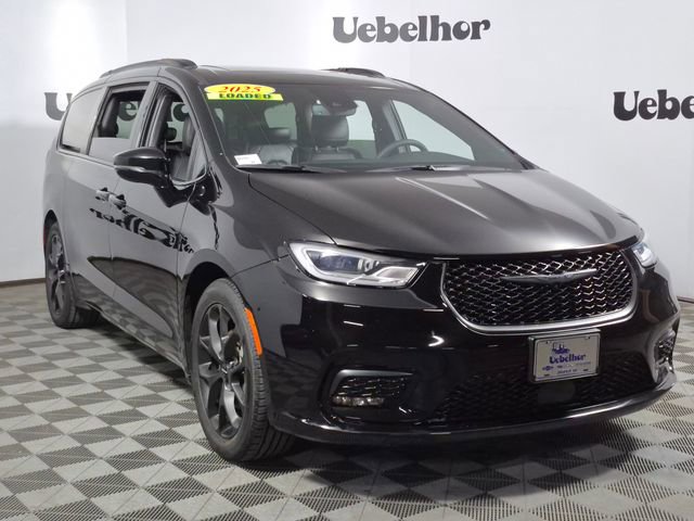 Used 2025 Chrysler Pacifica Limited image 1