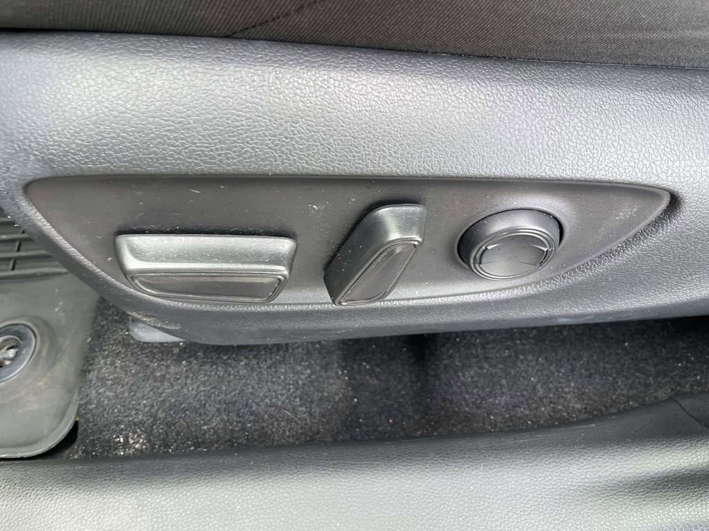 Used 2023 Toyota RAV4 SE image 14