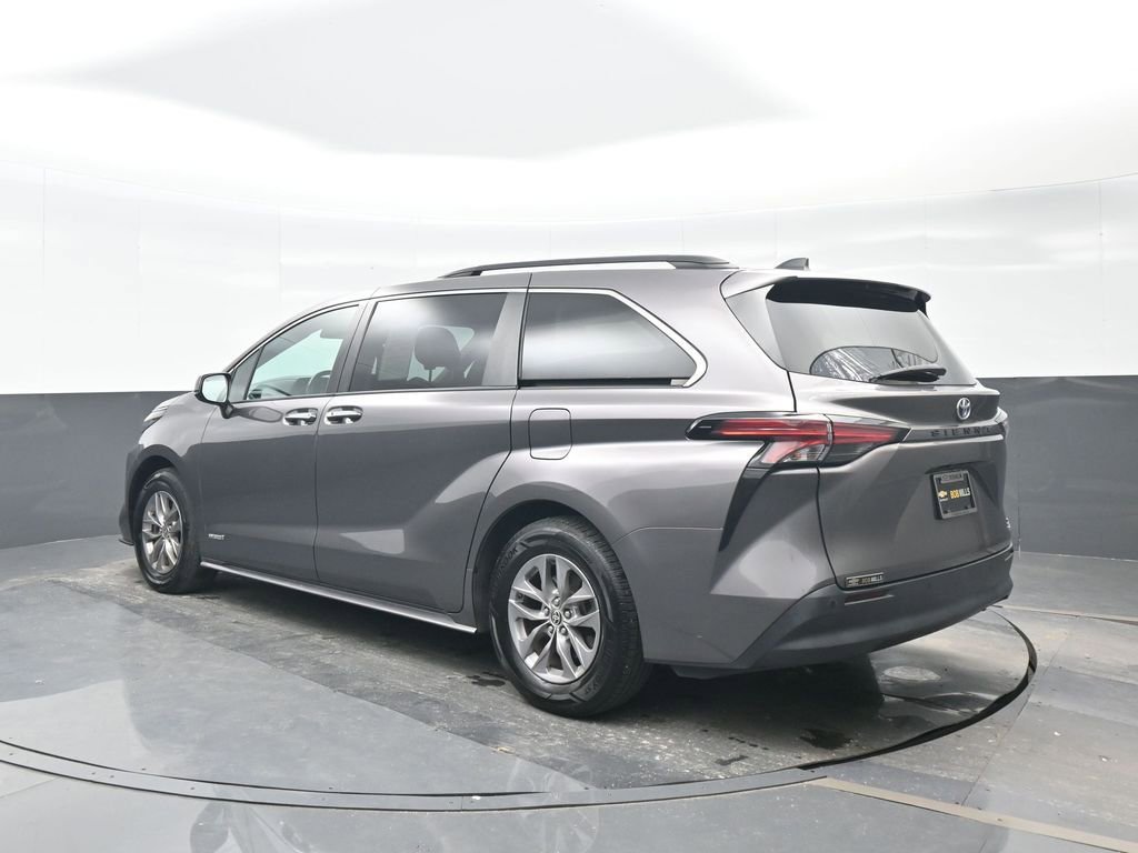 Used 2021 Toyota Sienna XLE image 4
