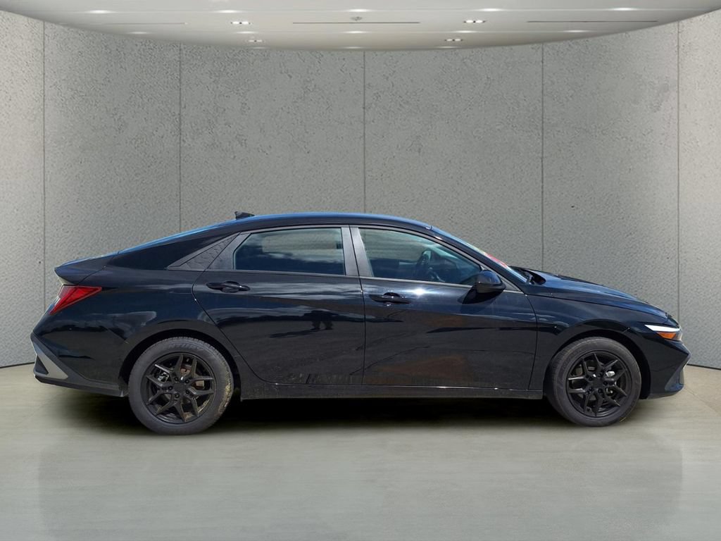 Used 2024 Hyundai Elantra Blue FWD image 6