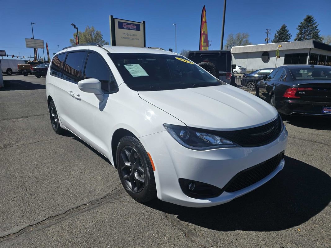 Used 2018 Chrysler Pacifica Touring-L w/ Premium Audio Group FWD image 6