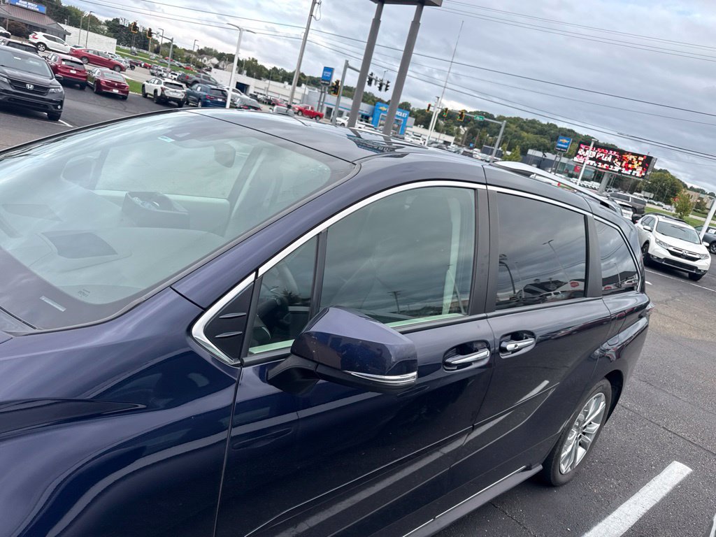 Used 2021 Toyota Sienna Platinum FWD image 2