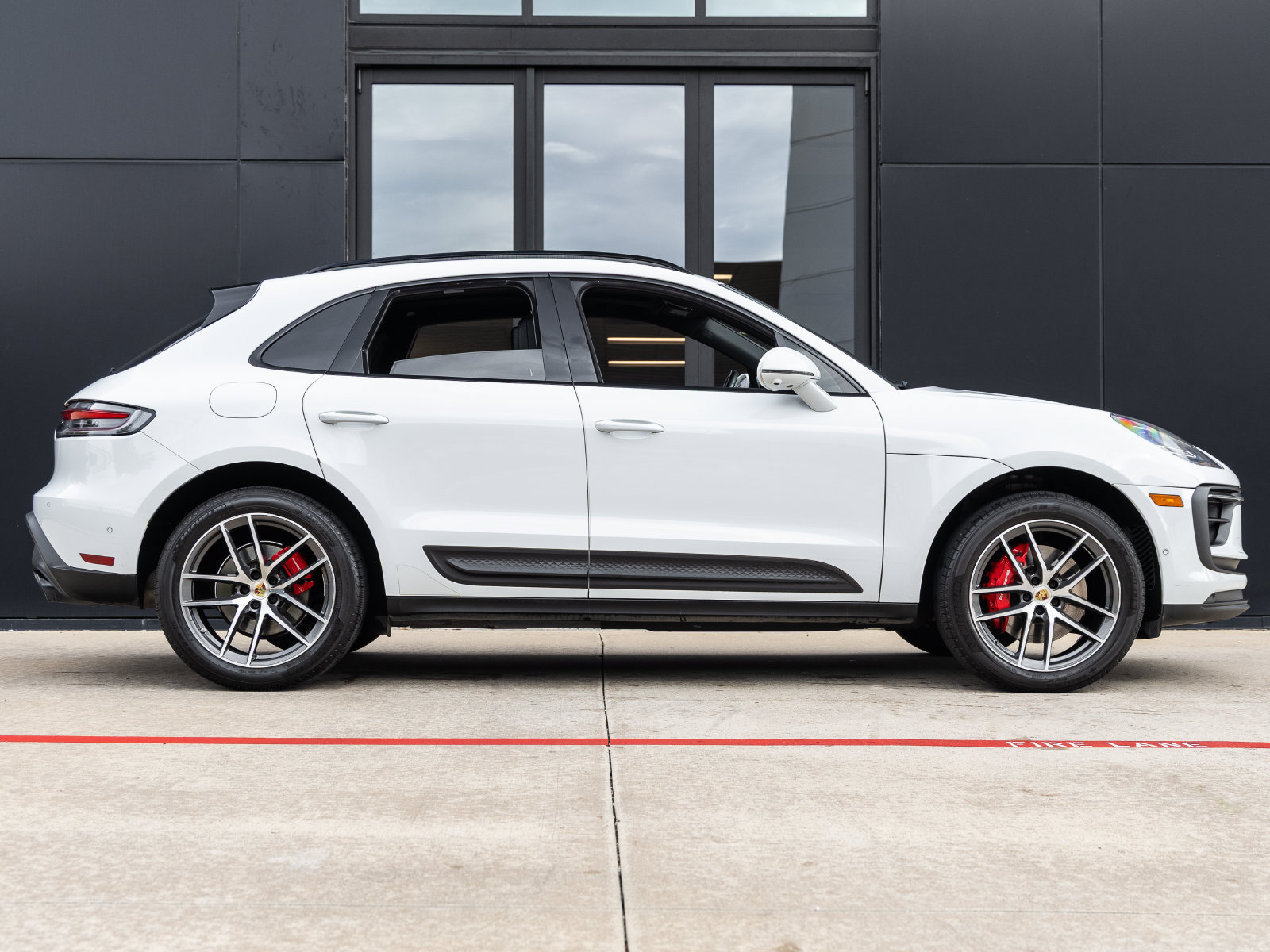 Certified 2022 Porsche Macan S AWD/4WD image 12