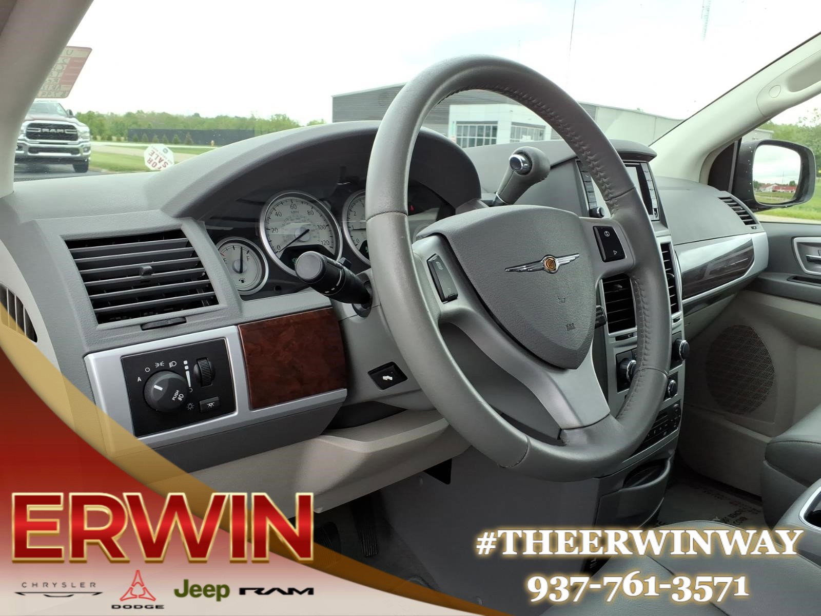 Used 2010 Chrysler Town & Country Touring FWD image 14