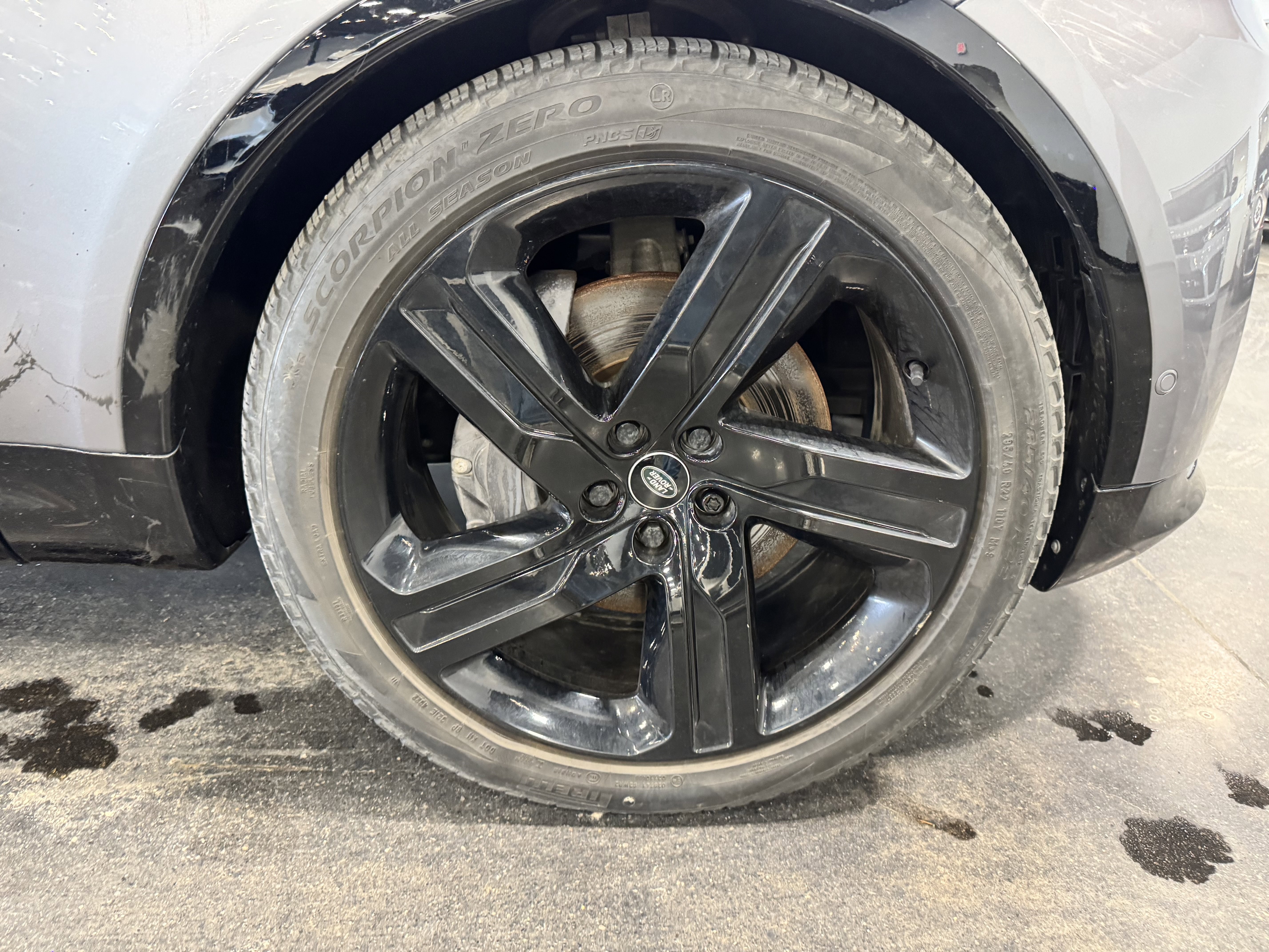 Used 2023 Land Rover Discovery S R-Dynamic image 9