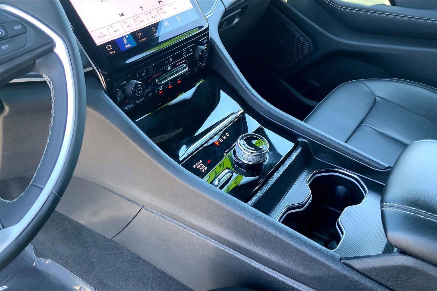 Used 2024 Jeep Grand Cherokee Limited AWD/4WD image 16