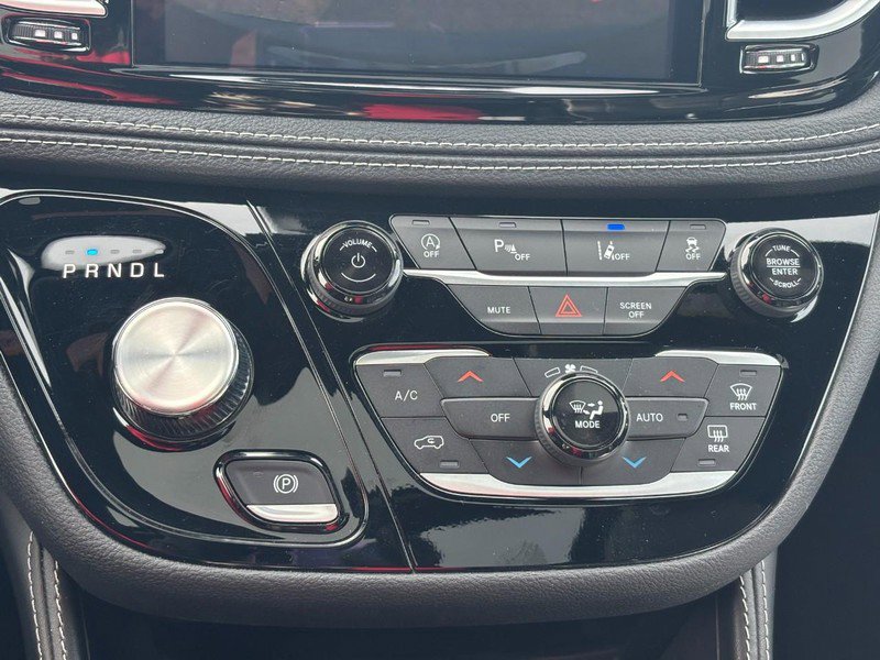 Used 2025 Chrysler Pacifica Limited image 25