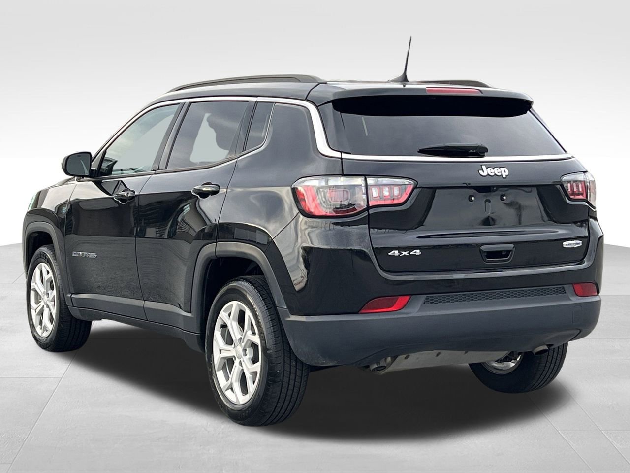 Used 2024 Jeep Compass Latitude image 25