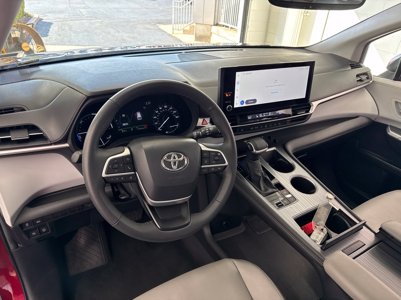 Used 2026 Toyota Sienna XLE FWD image 18