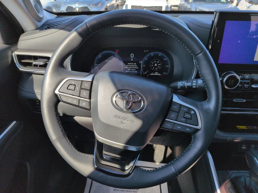 Certified 2025 Toyota Highlander Platinum AWD/4WD image 14