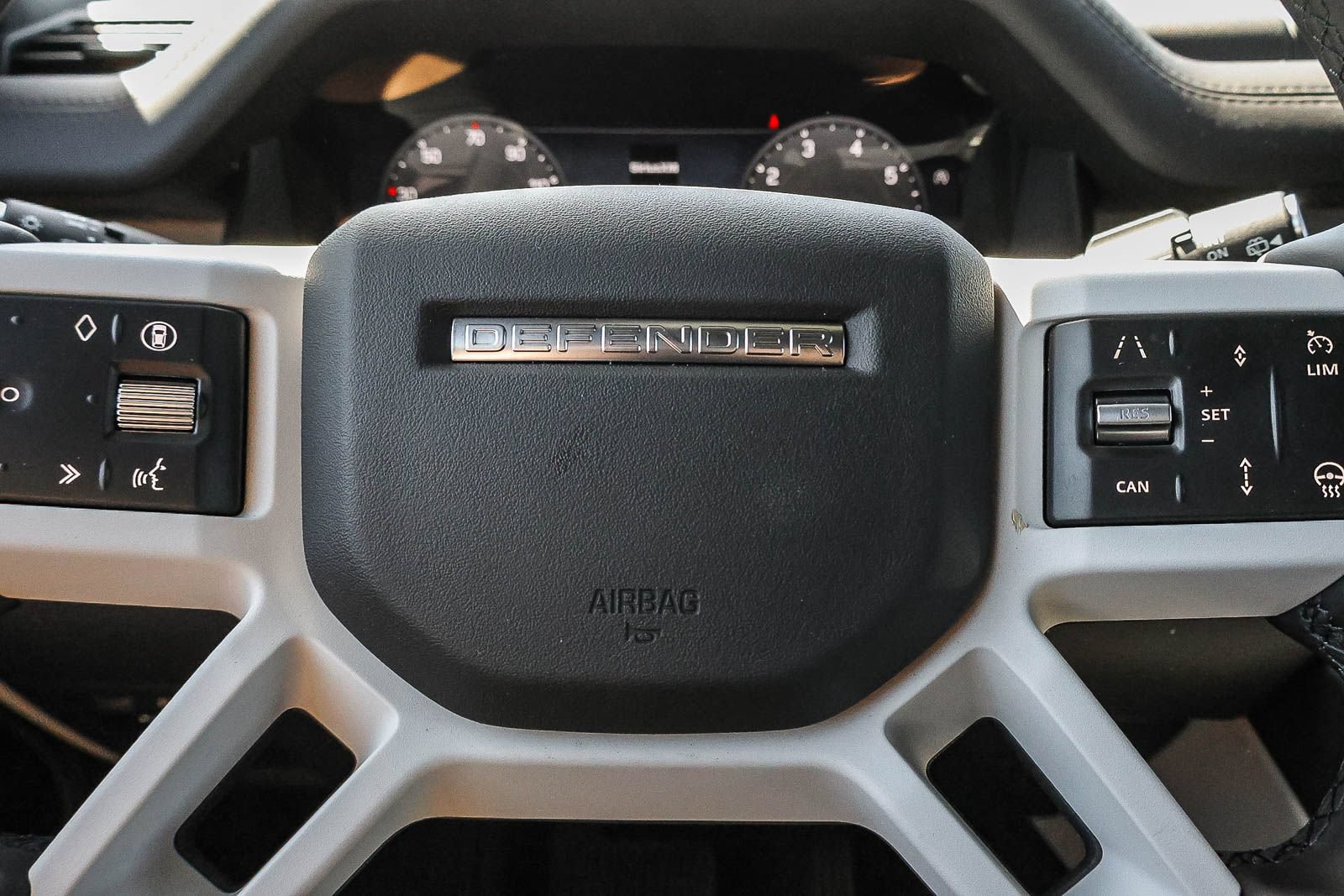 New 2026 Land Rover Defender 110 X-Dynamic SE AWD/4WD image 32
