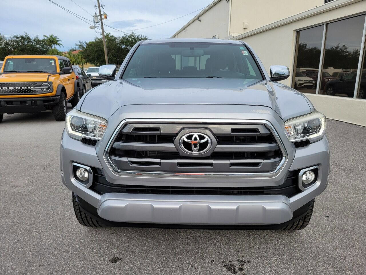 Used 2017 Toyota Tacoma Limited w/ Tow Package RWD image 2