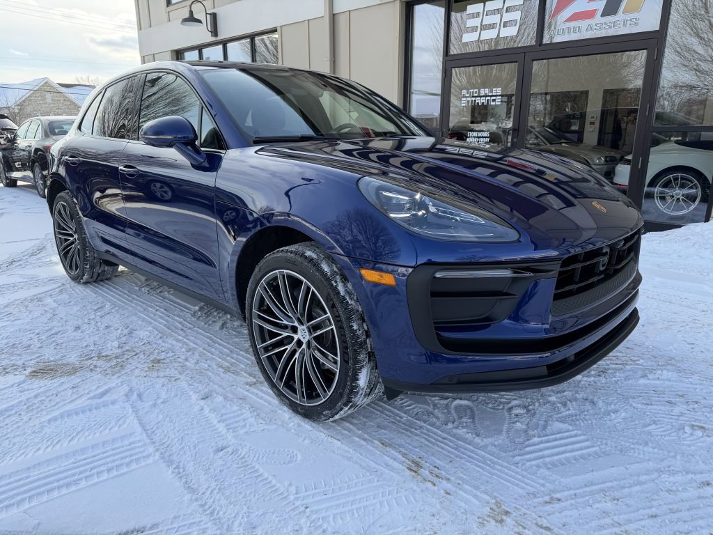 Used 2024 Porsche Macan BASE image 3