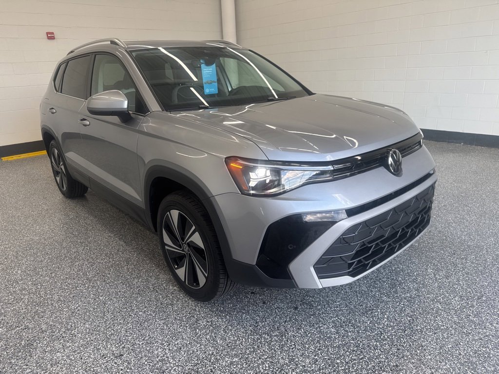 Certified 2025 Volkswagen Taos SE image 5