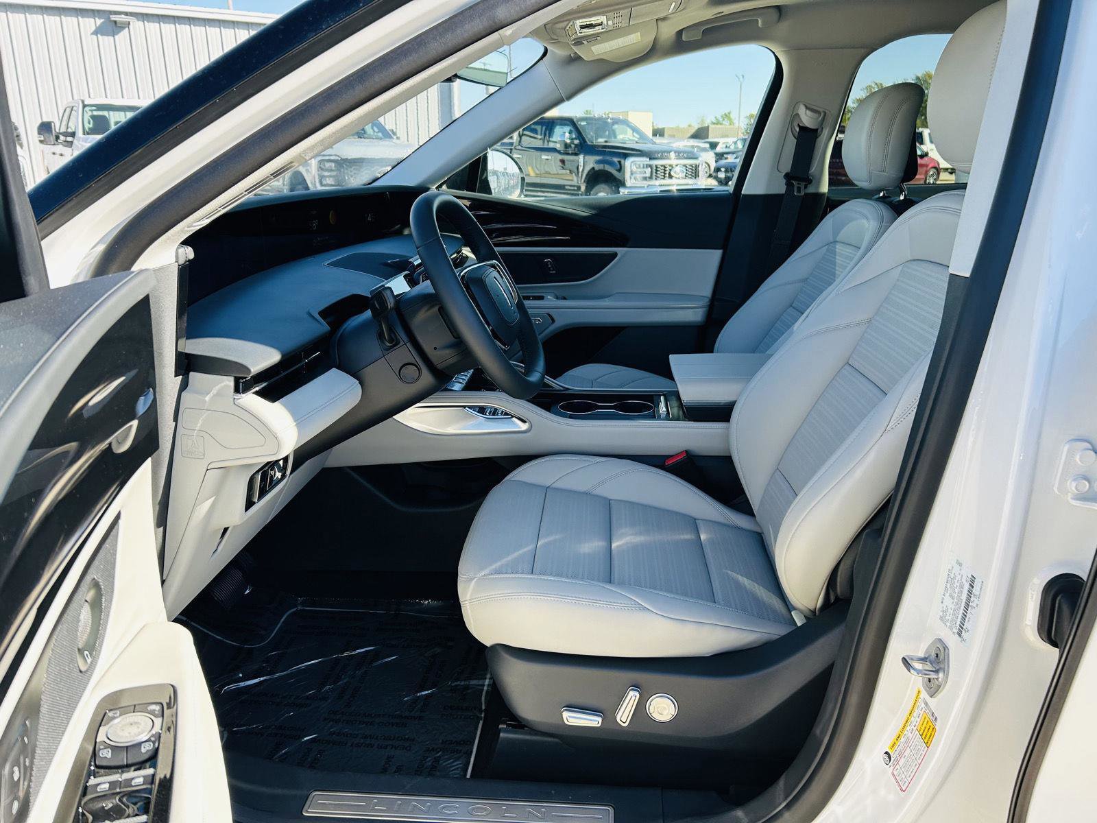 New 2026 Lincoln Nautilus Reserve w/ Jet Appearance Package image 4