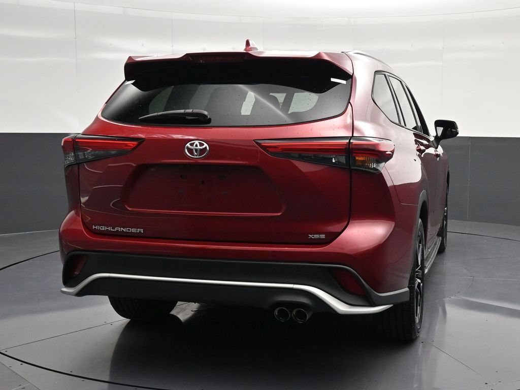 Used 2021 Toyota Highlander XSE FWD image 2