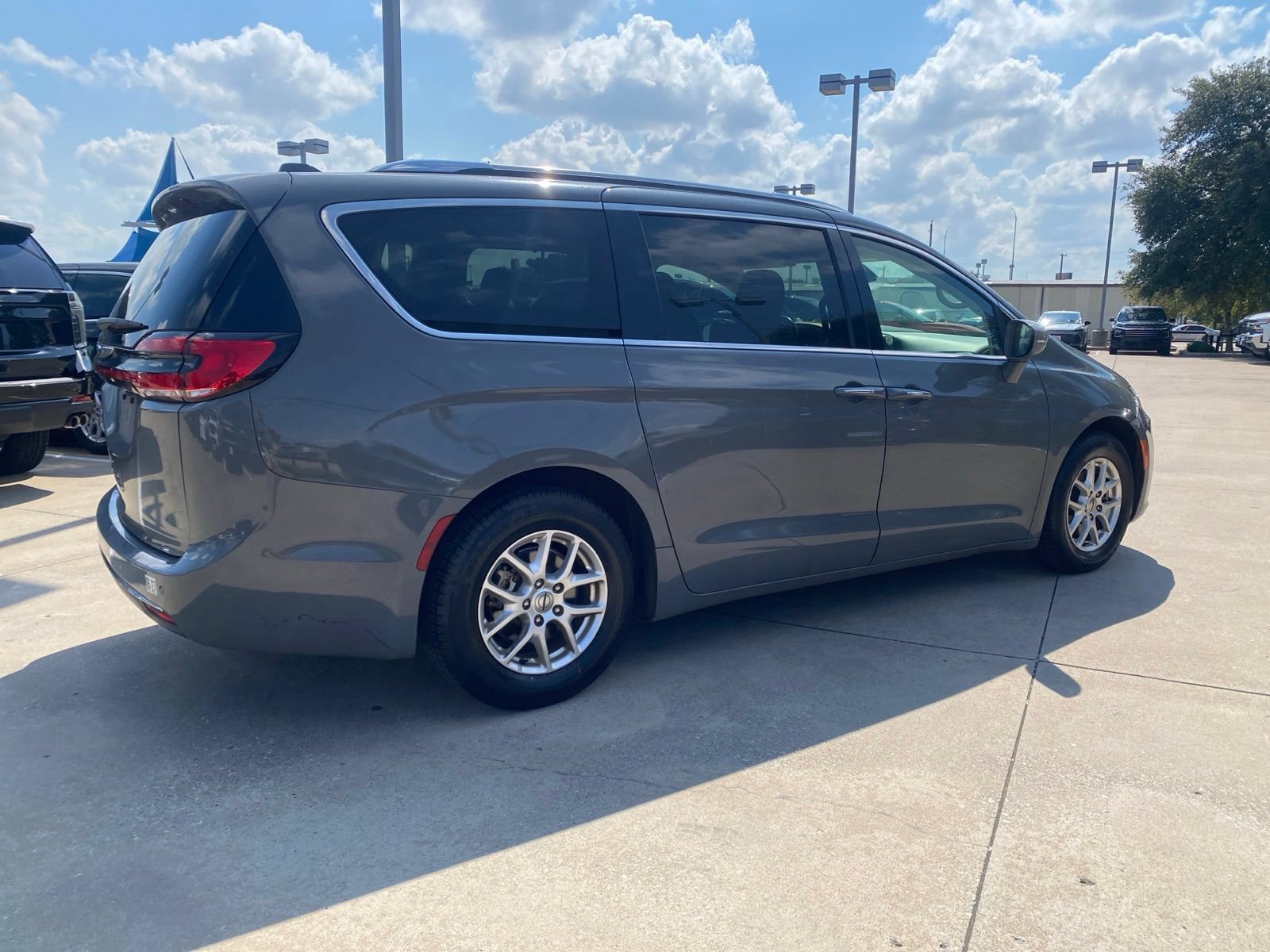 Used 2021 Chrysler Pacifica Touring-L FWD image 3