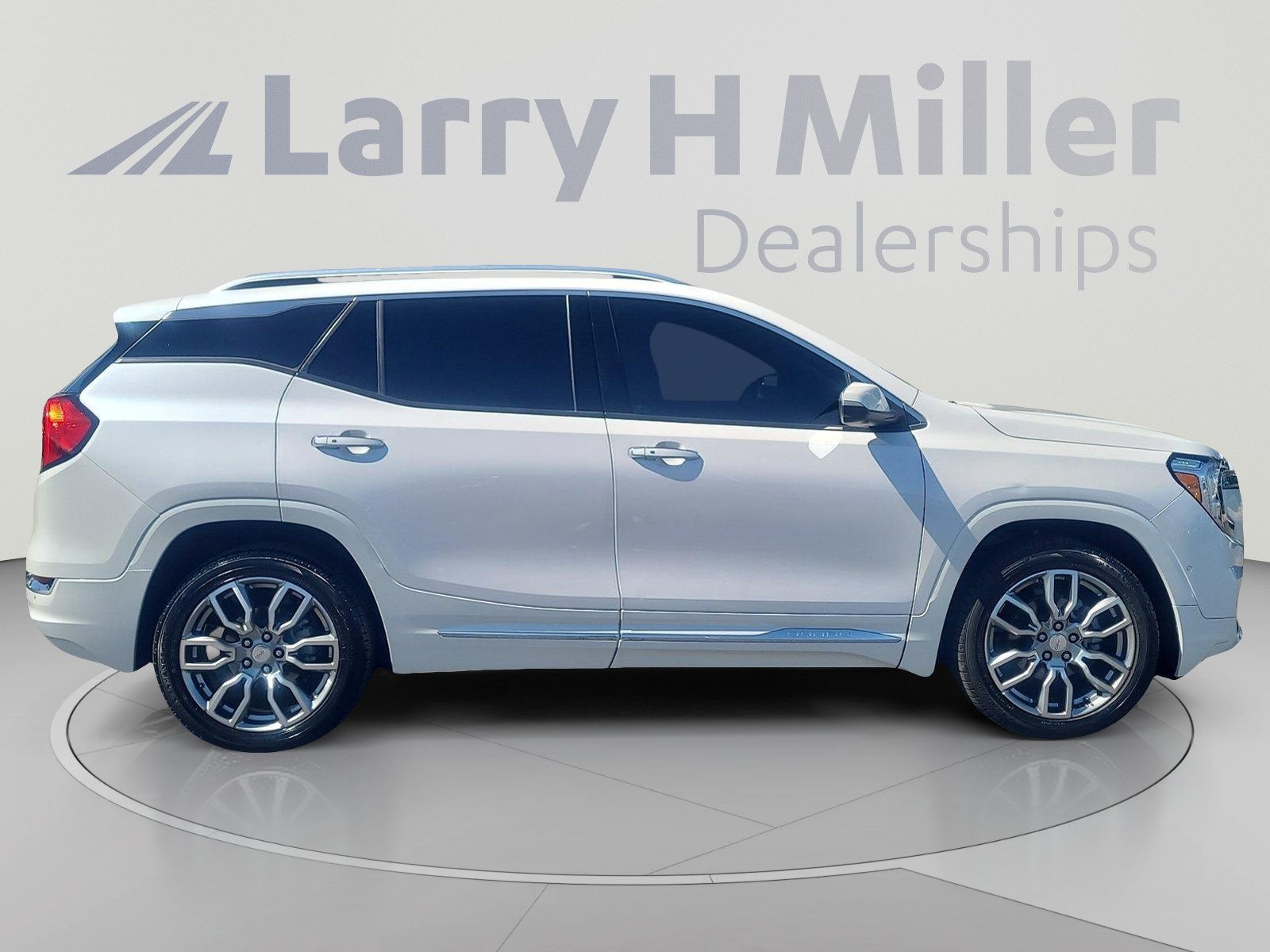 Used 2022 GMC Terrain Denali w/ Denali Premium Package AWD/4WD image 6