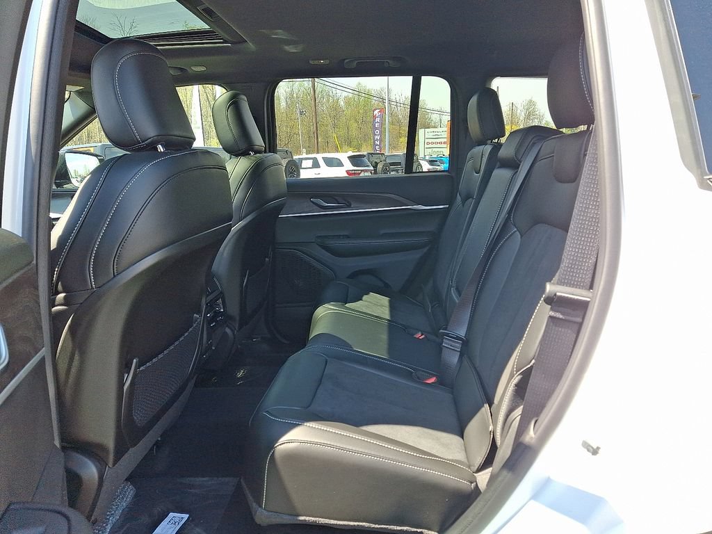 New 2026 Jeep Grand Cherokee Altitude AWD/4WD image 7