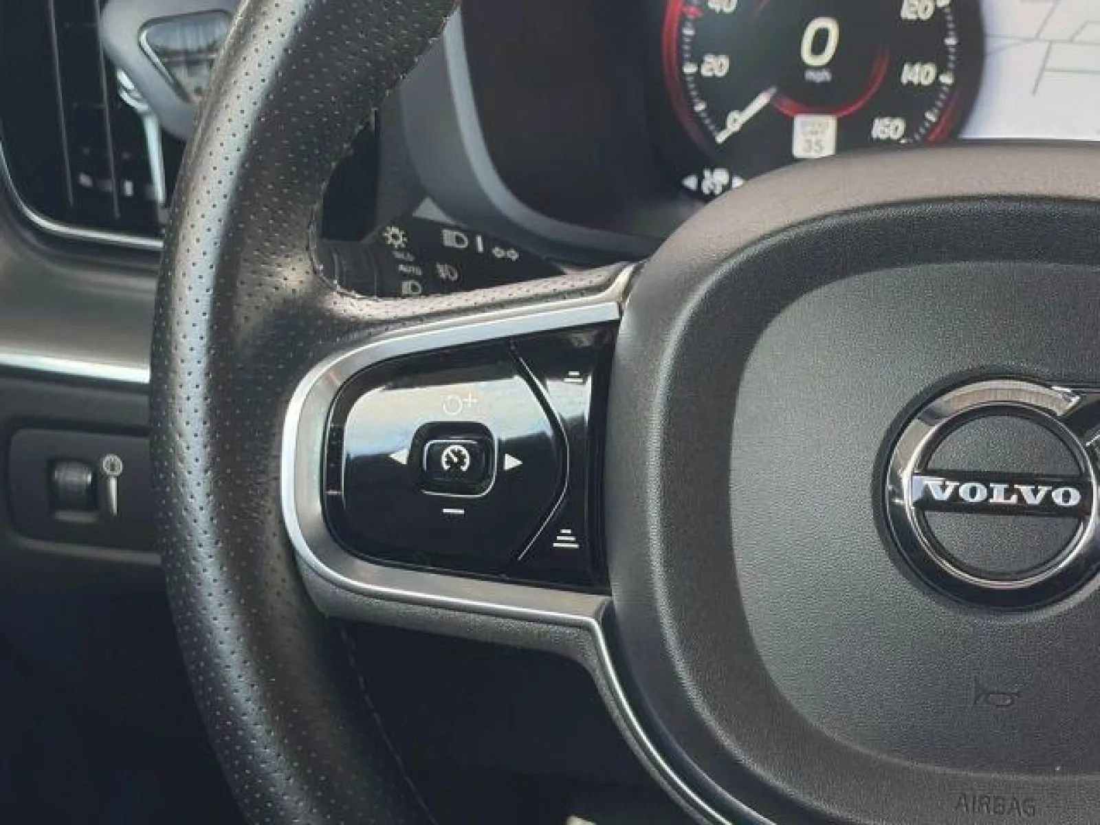 Used 2019 Volvo XC60 T5 Momentum w/ Multimedia Package AWD/4WD image 25