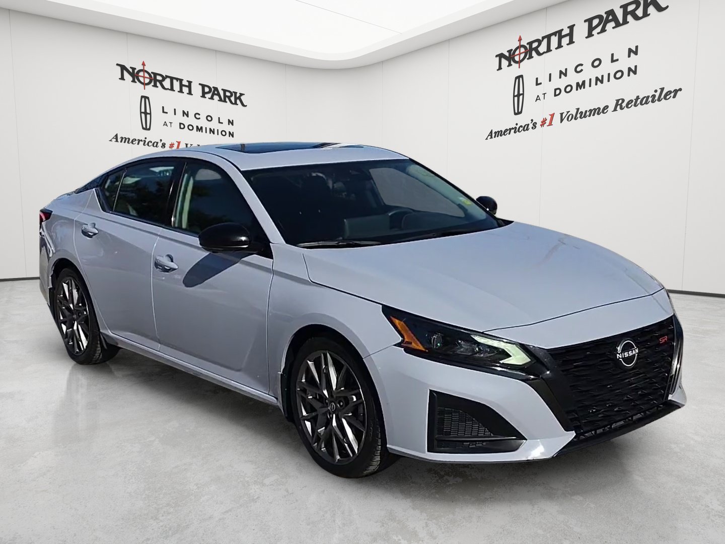 Used 2023 Nissan Altima 2.0 SR FWD image 7